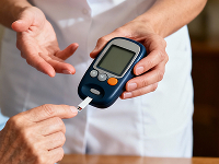 Какой глюкометр купить пожилому человеку?